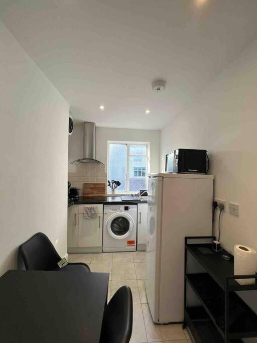 Fully Equipped 2 Bed Flat On Old Compton St! Apartment London Exterior photo